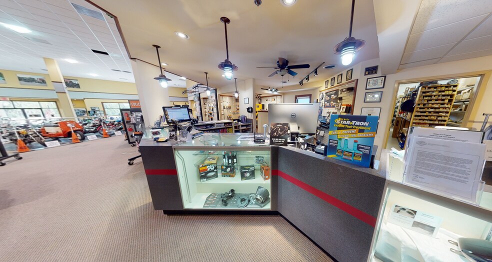 More Photos Of 1021 Goldenbelt Blvd, Junction City Auto Dealership For Sale