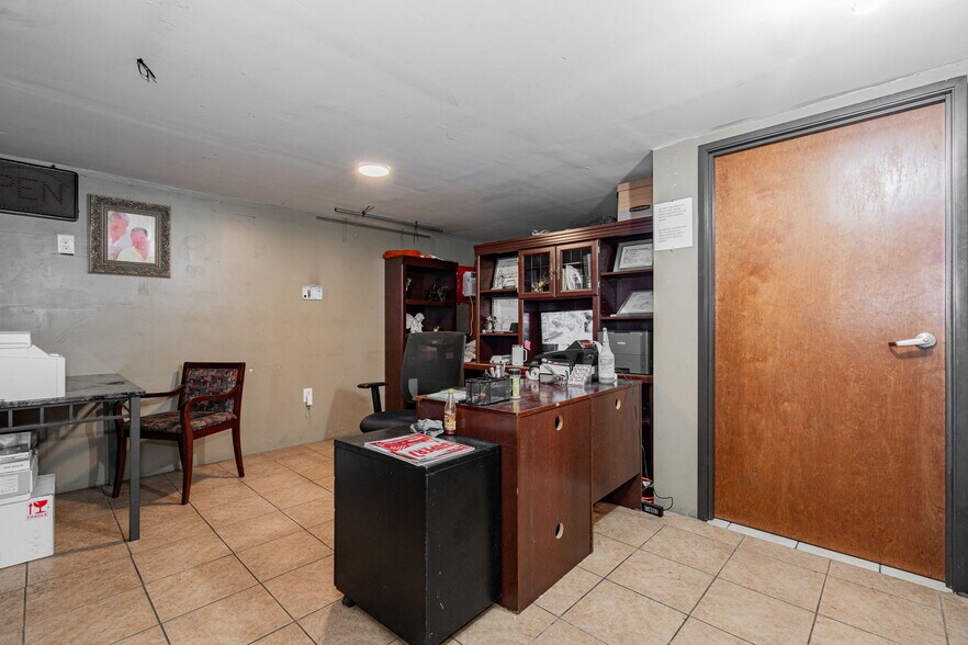 More Photos Of 2662 Lombardy Ln, Dallas Warehouse For Sale