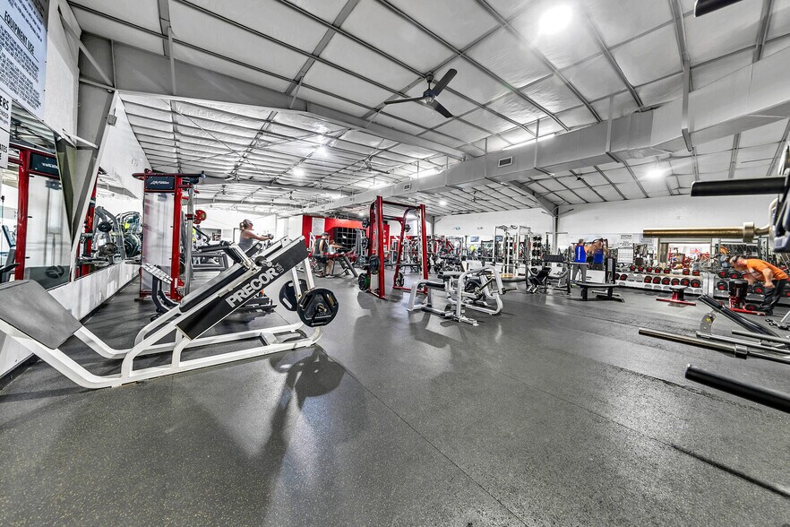 More Photos Of 2500 S Ferdon Blvd, Crestview Storefront For Lease