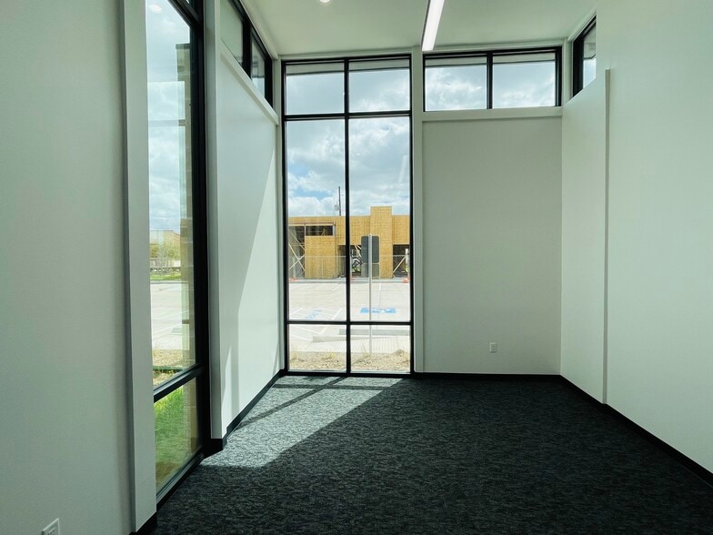 More Photos Of 7102 Tarrington Ave, Sugar Land Medical For Sale