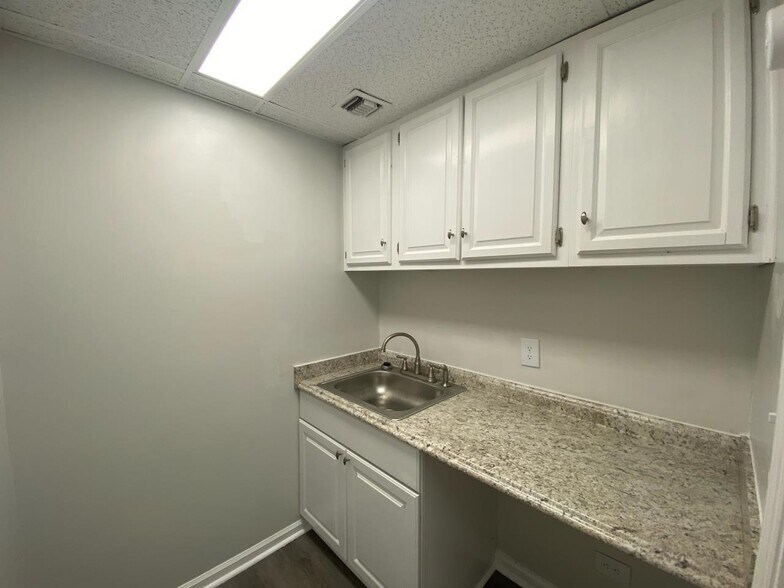 More Photos Of 123 Kingston Dr, Chapel Hill Loft Creative Space For Lease
