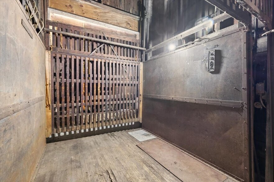 More Photos Of 104 S Norton St, Mount Vernon Light Manufacturing For Lease