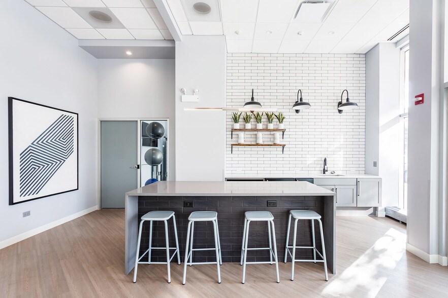 More Photos Of 2111 S Michigan Ave, Chicago Apartments For Lease