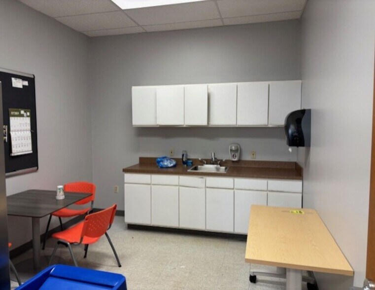 More Photos Of 6670 W Snowville Rd, Brecksville Light Manufacturing For Lease