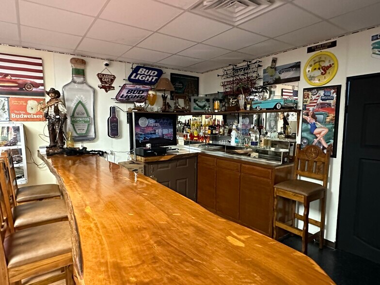 More Photos Of 3900 Davis St W, Dallas Flex For Sale