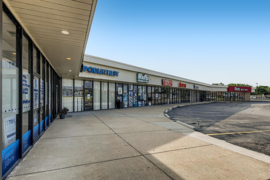 More Photos Of 805-845 N Roselle Rd, Schaumburg Unknown For Lease