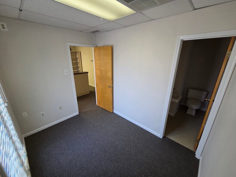 More Photos Of 146 Lakeview Dr S, Gibbsboro Medical For Sale