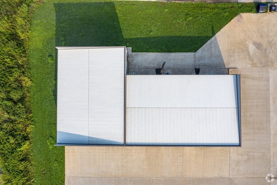 More Photos Of 1050 International Blvd, Clarksville Warehouse For Lease