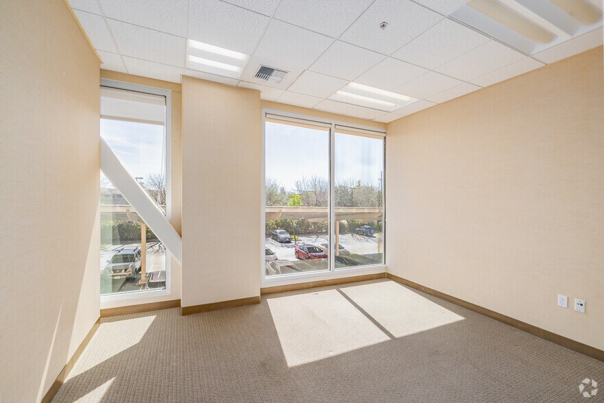 More Photos Of 1100 Main St, Woodland Medical For Lease