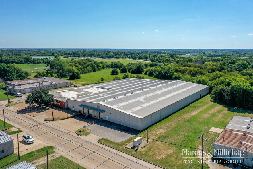 More Photos Of 2407 N Preston St, Ennis Unknown For Lease