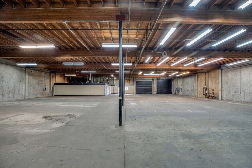 More Photos Of 3365 SE 17th Ave, Portland Warehouse For Lease