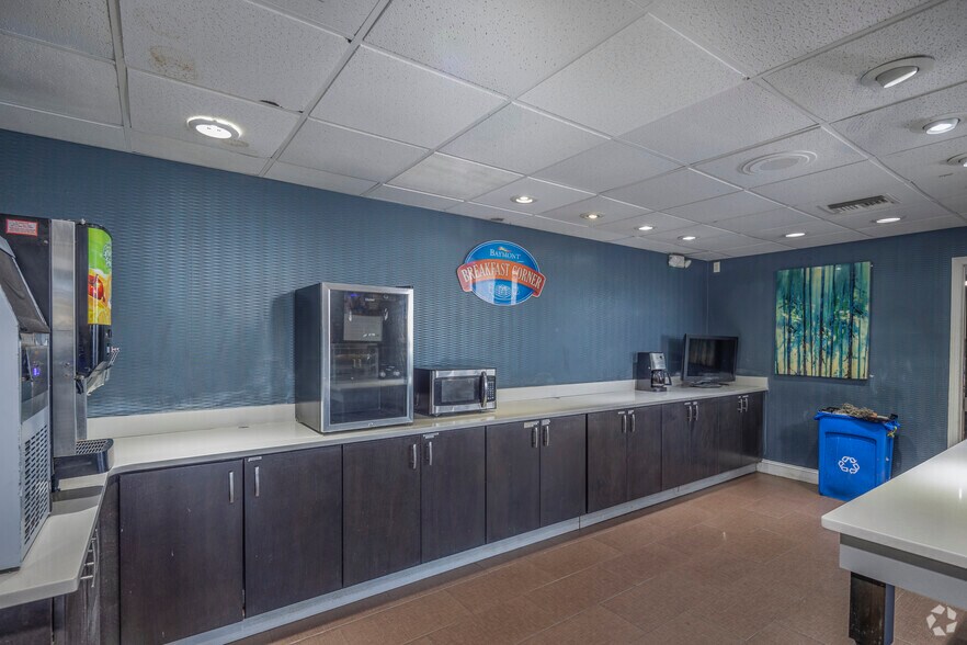 More Photos Of 1826 W Lucas St, Florence Hospitality For Sale