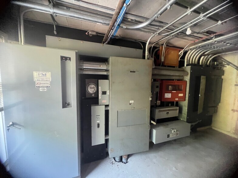 More Photos Of 89 Viets St, New London Office For Sale