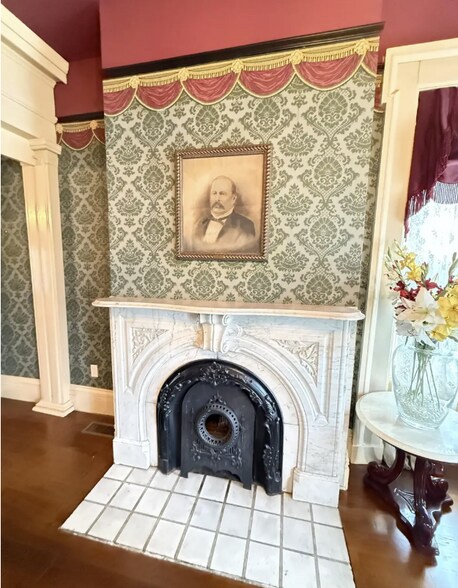 More Photos Of 1004 Park Ave, Galena Specialty For Sale