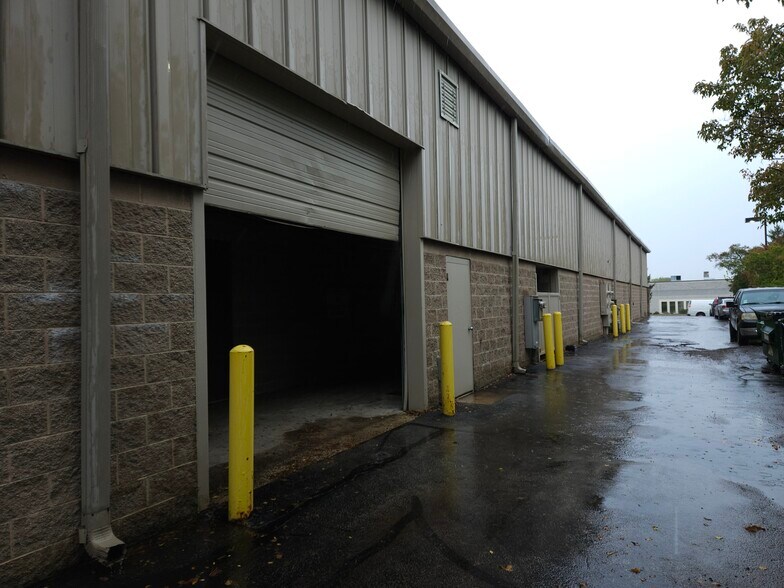 More Photos Of 825 W 75th St, Willowbrook Light Manufacturing For Lease