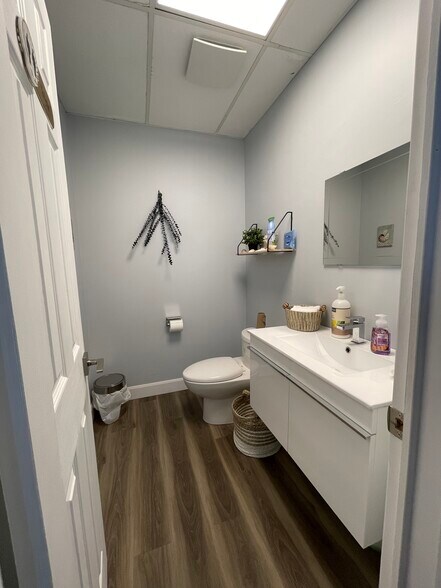 More Photos Of 3858-3870 Notre-Dame, Laval Office For Sale