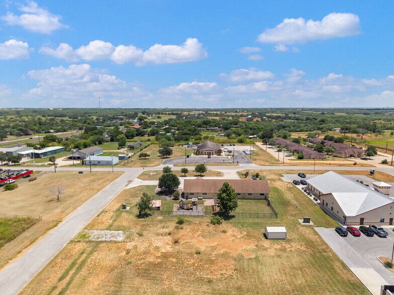 More Photos Of 140 Paloma Dr, Floresville Office For Sale