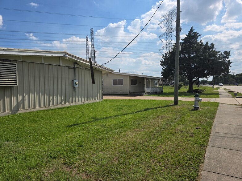 More Photos Of 2219 5th St, Stafford Office For Sale