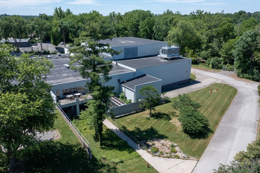 More Photos Of 1900 S Walnut St, Bloomington Manufacturing For Sale
