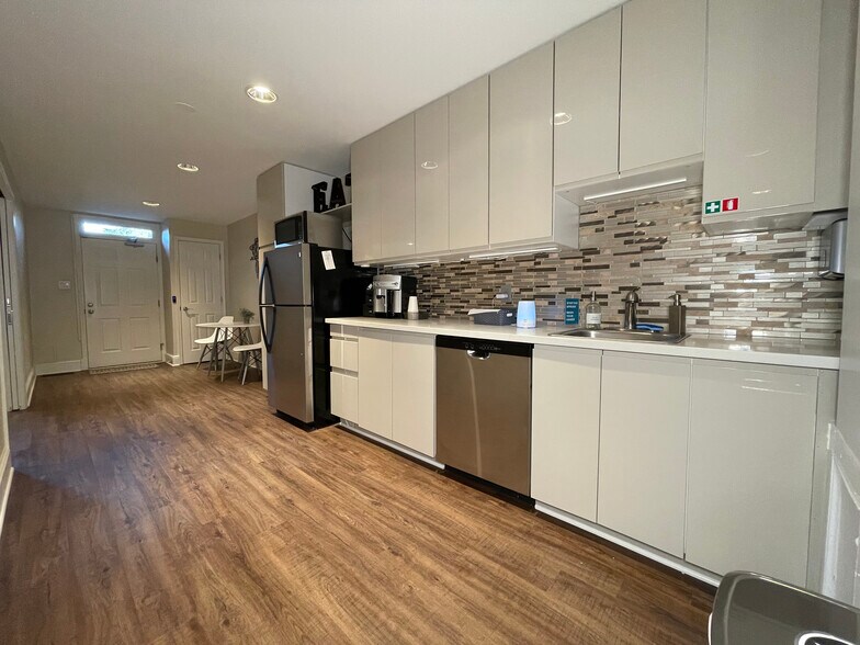 More Photos Of 123 N Henry St, Alexandria Office For Lease