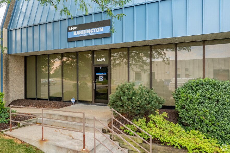 More Photos Of 14401-14529 W 100th St, Lenexa Warehouse For Lease