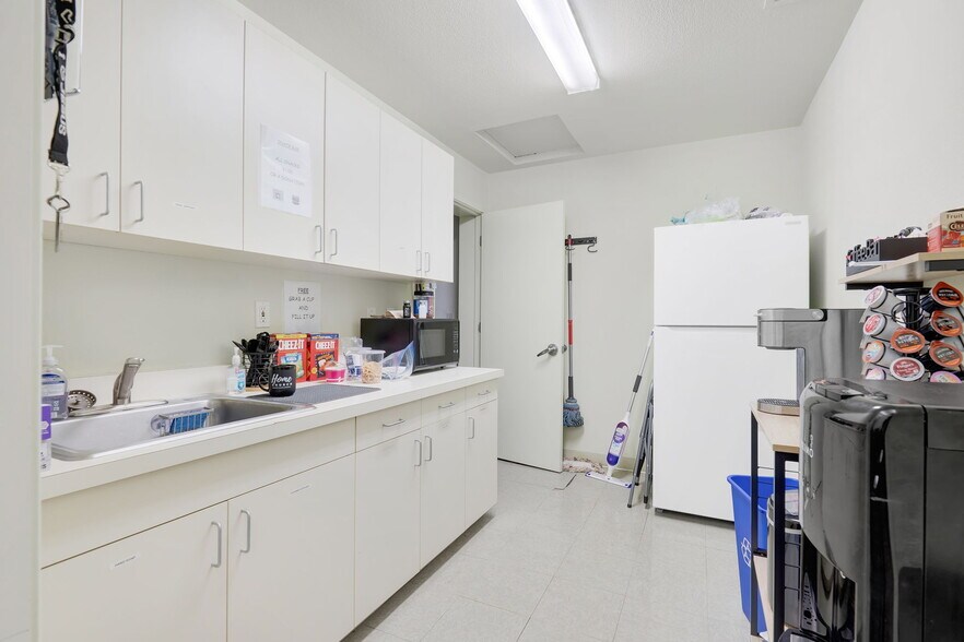 More Photos Of 812 Court St, Woodland Office For Sale
