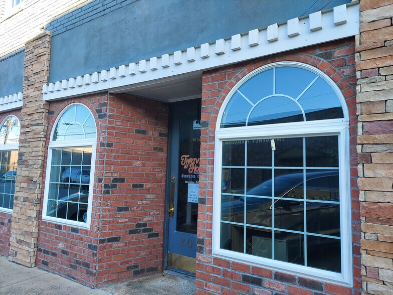 Primary Photo Of 207 N Brewer St, Paris Storefront Retail Office For Lease