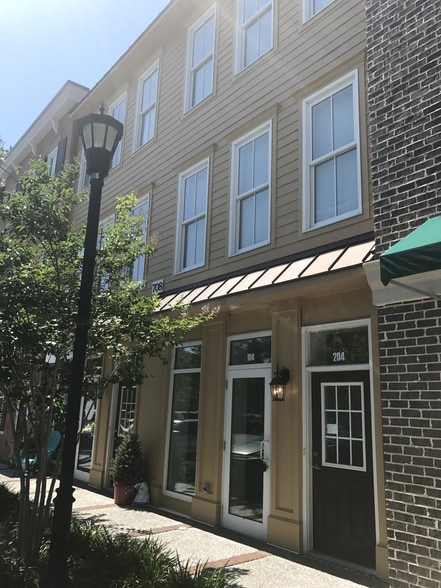 More Photos Of 708 S Shelmore Blvd, Mount Pleasant Storefront Retail Residential For Lease