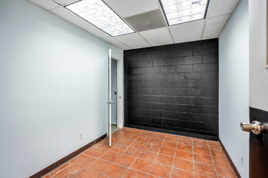 More Photos Of 80 Sorters McClellan rd, Kingwood Warehouse For Sale