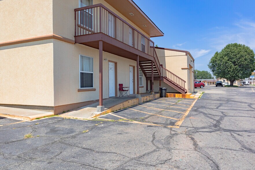 More Photos Of 820 S Washington St, Junction City Hotel For Sale