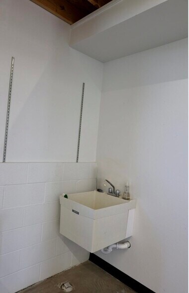More Photos Of 815 Verhoeks St, Grand Haven Showroom For Sale
