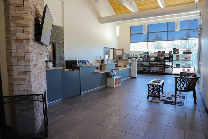 More Photos Of 2020 N Kelly Ave, Edmond Veterinarian Kennel For Sale