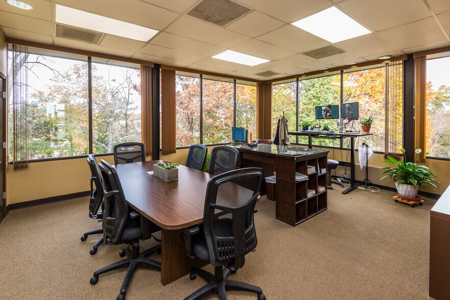 More Photos Of 1423 Randy Ln, Jefferson City Office For Sale