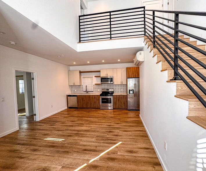More Photos Of 2127 Portland St, Los Angeles Healthcare For Sale
