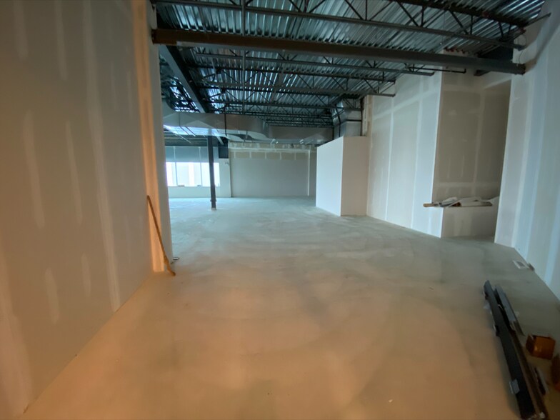 More Photos Of 1295 Cormorant Rd, Hamilton Showroom For Lease