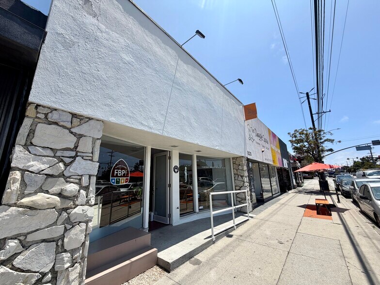 More Photos Of 816 Lincoln Blvd, Venice Storefront For Lease