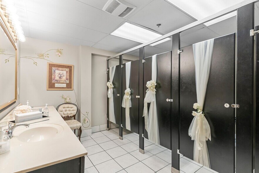 More Photos Of 138 E Market St, New Albany Lodge Meeting Hall For Sale