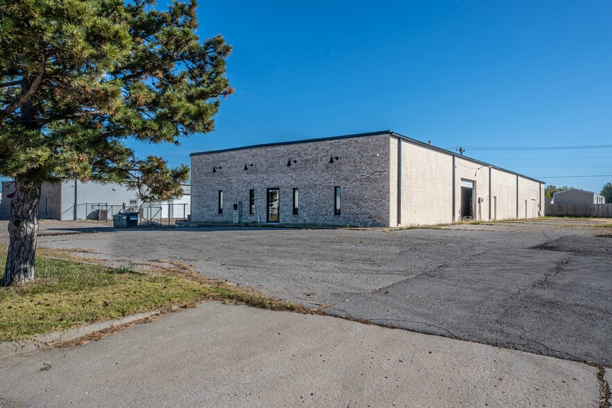 Primary Photo Of 1831 Industrial Blvd, Norman Service For Sale