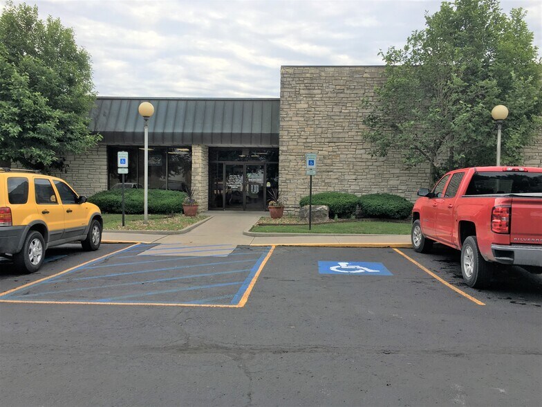 More Photos Of 3401 Pine St, Higginsville Medical For Sale