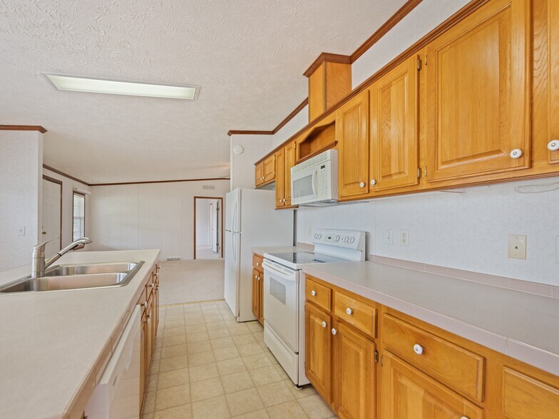 More Photos Of 25 Lester Ln, Waynesville Flex For Sale