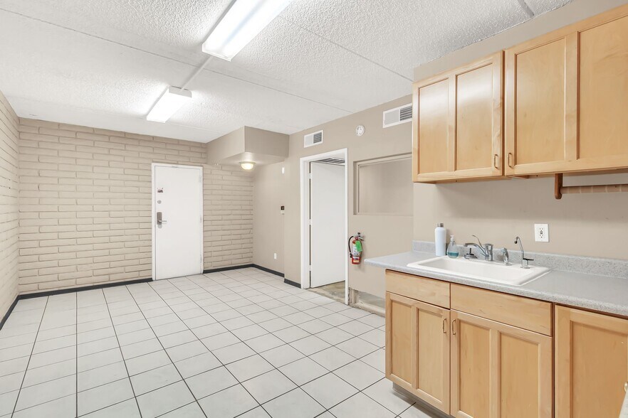 More Photos Of 78 W Ray Rd, Chandler Convenience Store For Lease