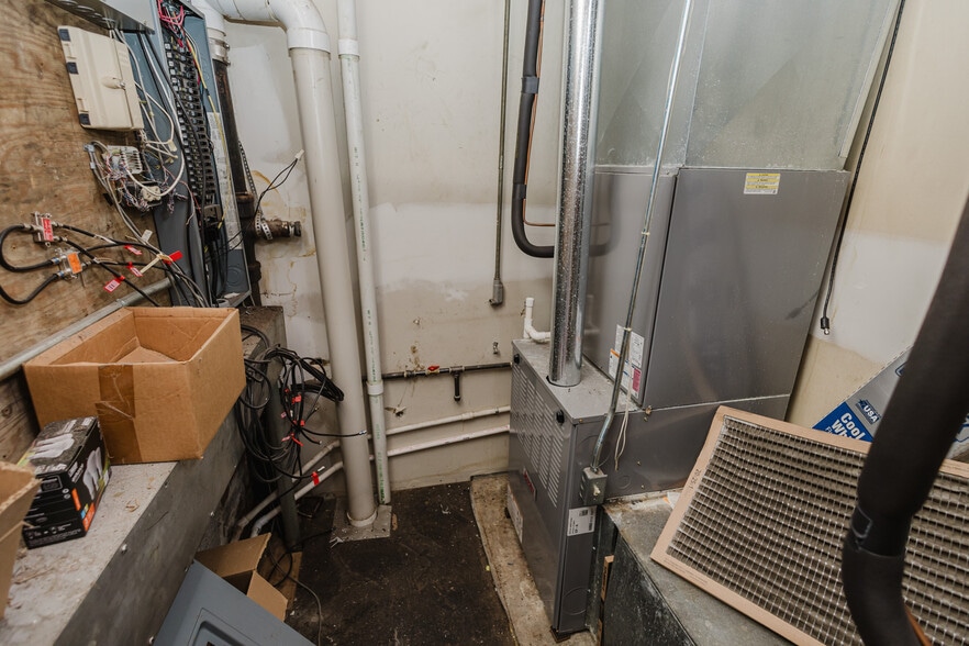 More Photos Of 830 N Kansas Ave, Topeka Bar For Sale