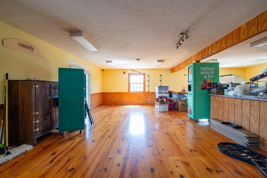 More Photos Of 641 Highland Ave, Vine Grove Freestanding For Sale