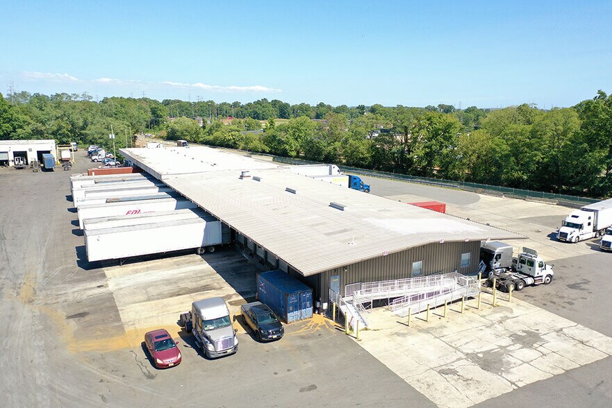 More Photos Of 821 Saint George Ave, Woodbridge Truck Terminal For Lease