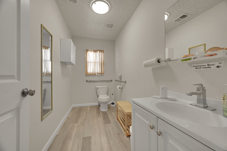 More Photos Of 7296 Magnolia St, Commerce City Office For Sale