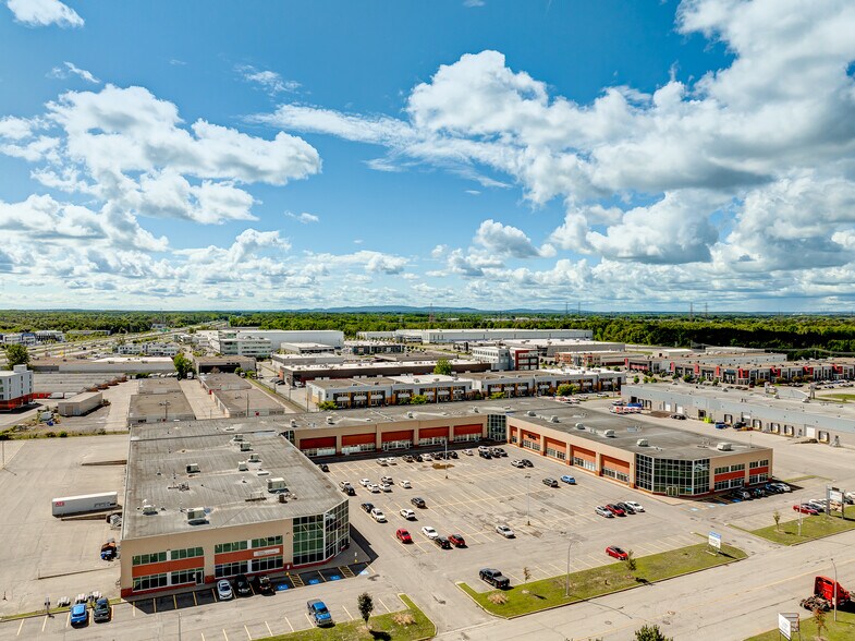 More Photos Of 2900-2976 Rue Joseph-A.-Bombardier, Laval Warehouse For Lease