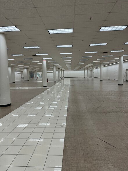 More Photos Of 350 Towne Center Cir, Sanford Department Store For Lease