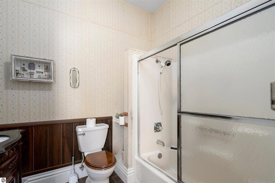 More Photos Of 18599 Mission Rd, Traverse City Hotel For Sale