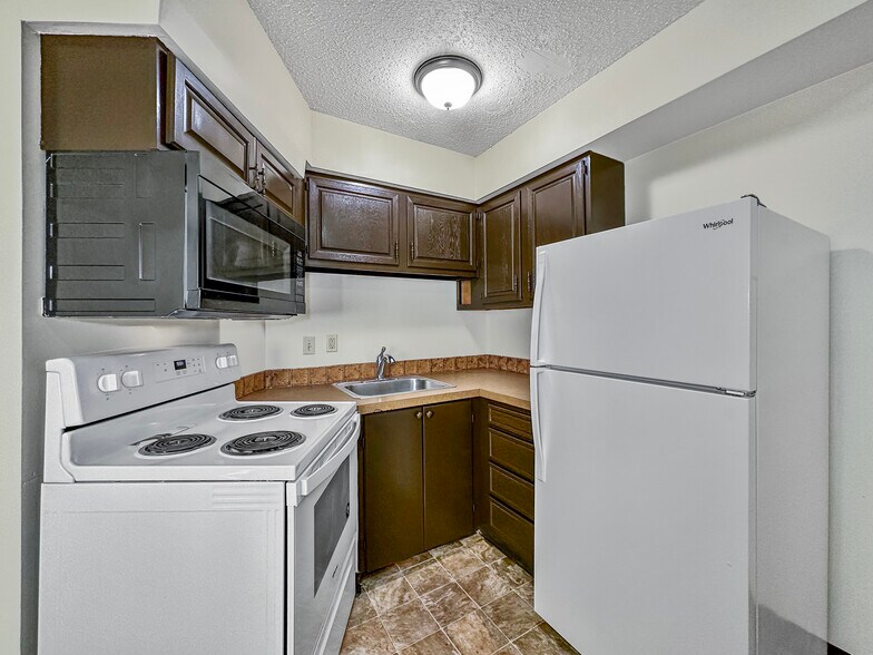 More Photos Of 920 Meadow Ln, Des Moines Apartments For Sale