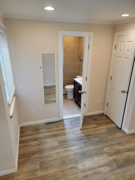 More Photos Of 115 Gain Ct, Brooklyn Flex For Sale